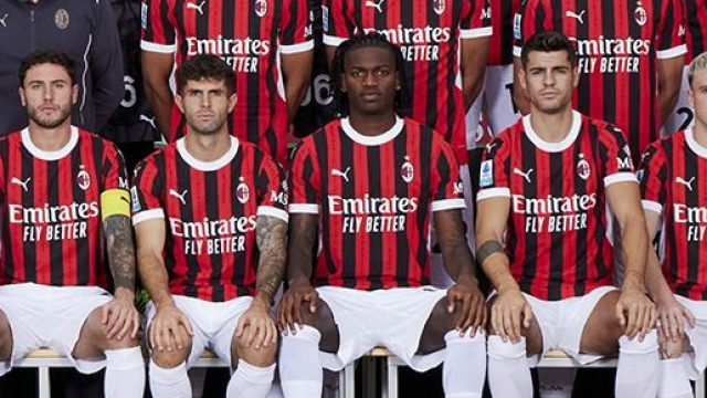 Leao con Pulisic, Calabria e Morata &copy; foto ufficiale stagionale Milan