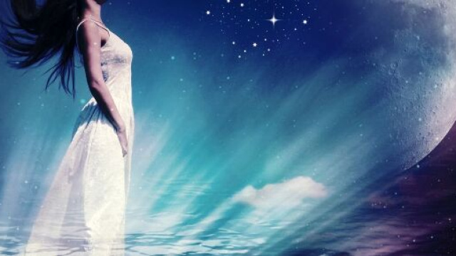 Cielo stellato con figura e luna &copy; Pixabay