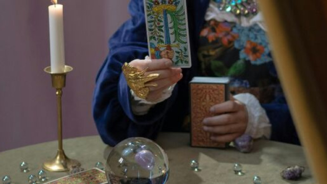 Donna che legge i tarocchi - &copy; Pexels.