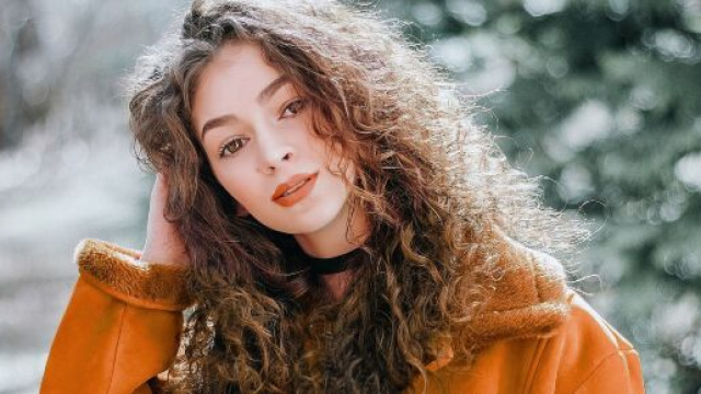 Donna con capelli ricci - &copy; Pixabay.