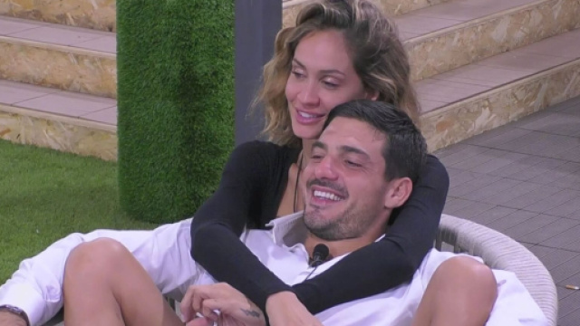 In foto Helena e Lorenzo al Grande fratello &copy; Mediaset