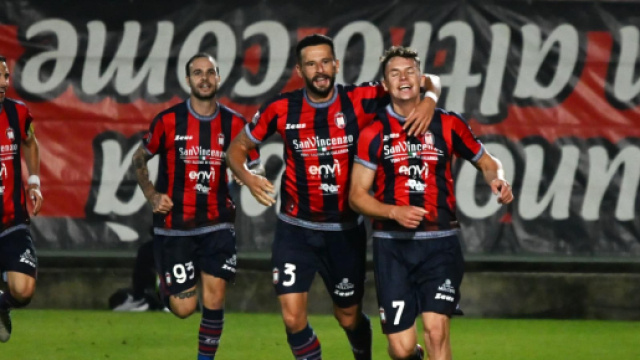 L'esultanza dei calciatori del Crotone contro il Catania - &copy; Facebook / FcCrotone