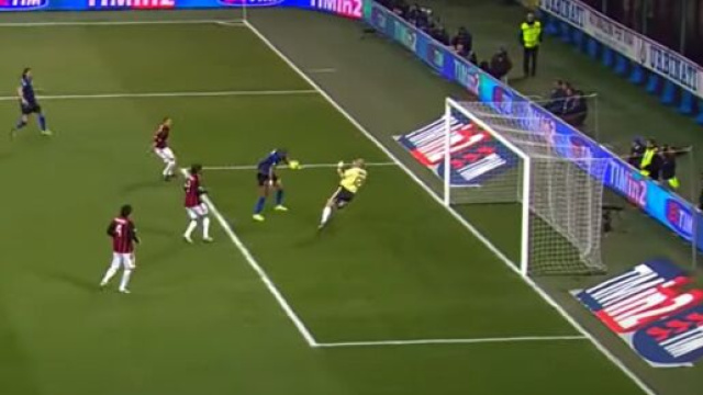 Adriano con la maglia dell'Inter mentre realizza un gol nel derby contro il Milan &copy; Screenshot YouTube