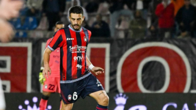 Il difensore del Crotone Davide Di Pasquale &copy; Facebook