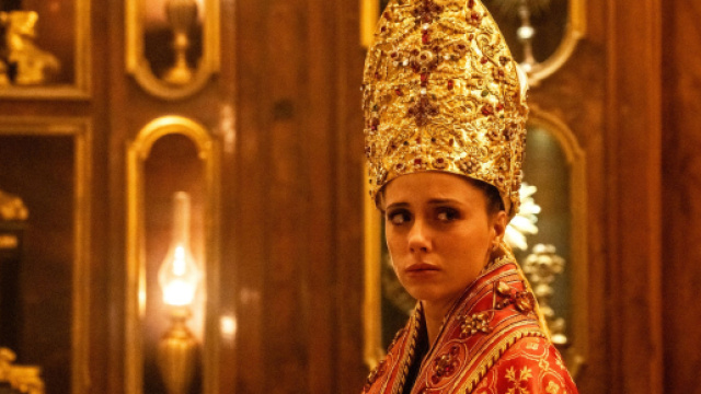 La protagonista in una scena del film &copy; Parthenope