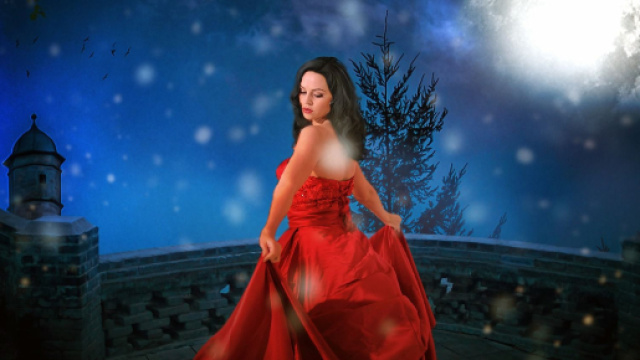 Donna in rosso con notte di luna piena - &copy; Pixabay