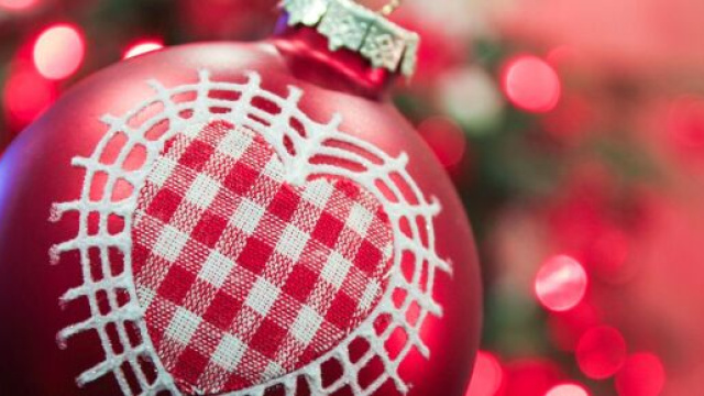 Pallina Natale cuore dicembre &copy; Immagine di Pixabay.