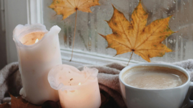Tazza di caff&eacute; e latte con candele alla finestra- &copy; Pexels