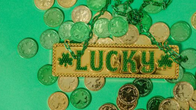 Soldi con scritta "fortunato" in inglese