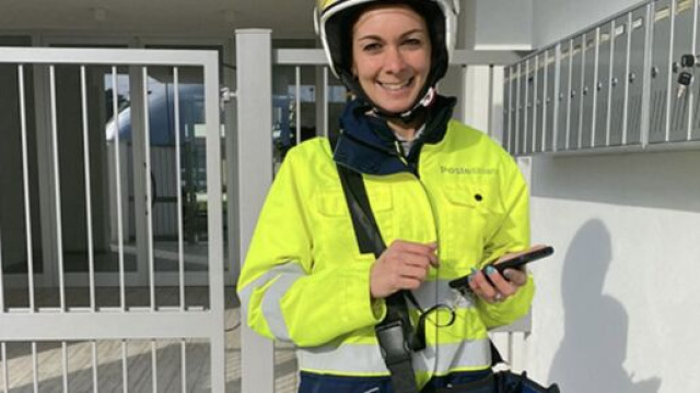 Una postina al lavoro nella consegna a domicilio foto &copy; Poste Italiane