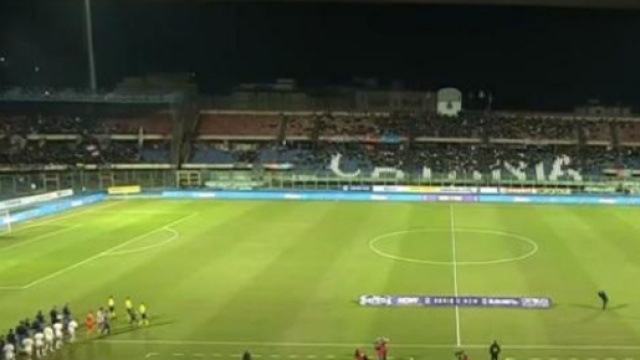L'ingresso delle squadre nel derby Catania-Trapani &copy; screenshot rainews.it