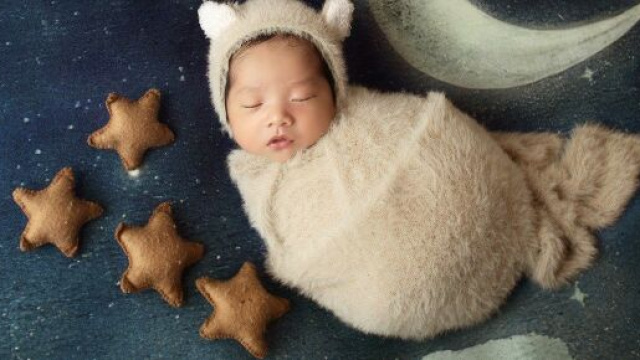 Neonato che dorme, cielo notturno sullo sfondo &copy; Pixabay.