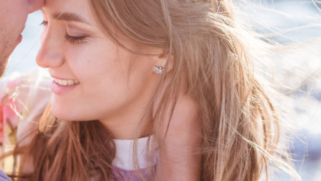 Coppia innamorata teneramente abbracciata - &copy; Pixabay.