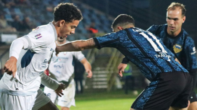 Jonathan Silva del Crotone in azione contro il Latina - &copy; Facebook / FcCrotone