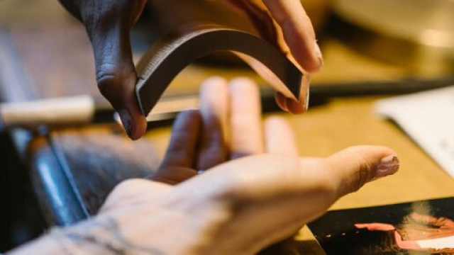 Mani che mescolano le carte dei tarocchi-&copy; Pexels