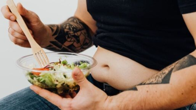 Soggetto che mangia un'insalata perch&egrave; a dieta - Foto &copy; Pexels