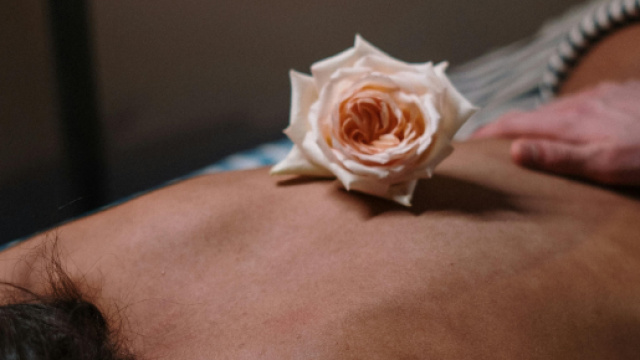 Una donna durante un massaggio con una rosa &copy; Pexels.com