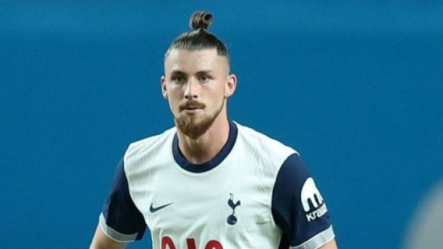 Radu Dragusin con la maglia del Tottenham &copy; Instagram