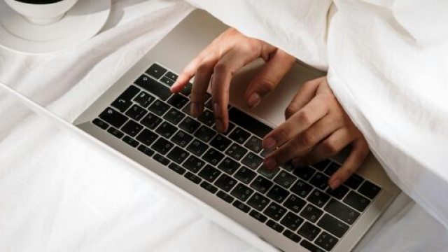 Un computer usato a letto &copy; Pexels.com