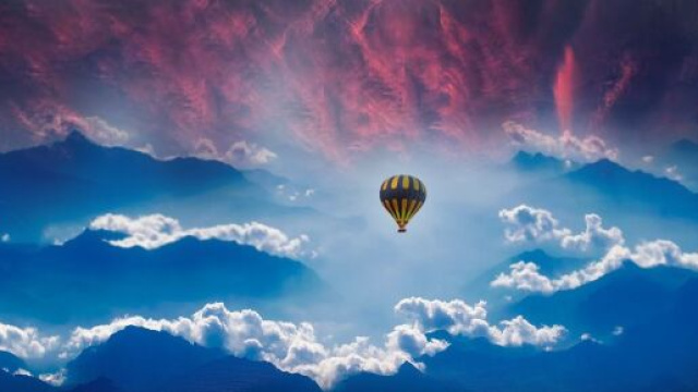 Una mongolfiera in cielo (&copy; Pixabay).