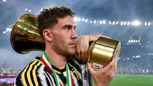 Dusan Vlahovic insieme alla Coppa Italia vinta lo scorso anno &copy; Juventus FC