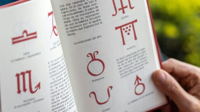 Libro con segni dello zodiaco- &copy; Pexels.