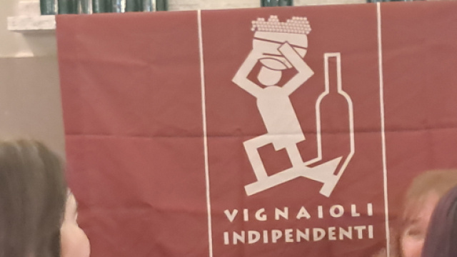 Telo con scritta "vignaioli indipendenti"- &copy; Katia Di Luna