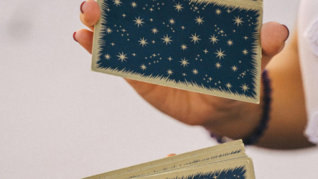 Mani che mischiano carte dei tarocchi - &copy;Pexels.
