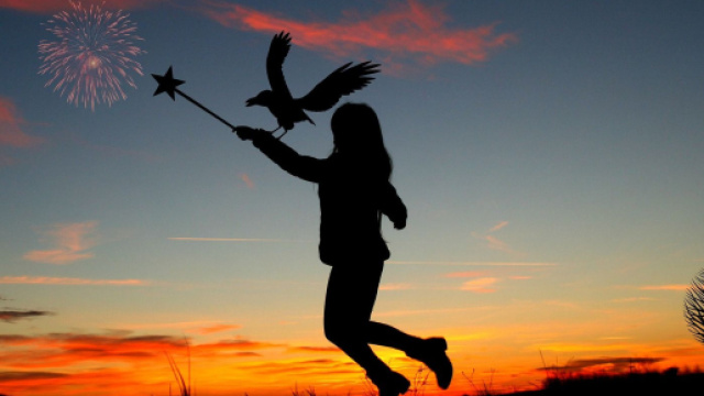 Sagoma di fancilulla con bacchetta magica e corvo sul braccio - &copy; Pixabay.