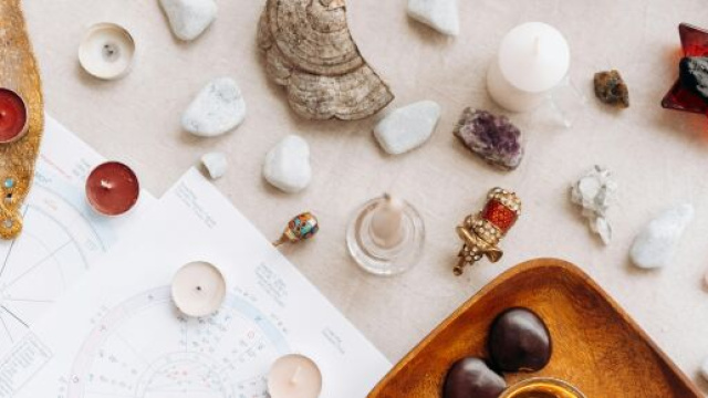 Temi natali con candele e pietre &copy; Pexels