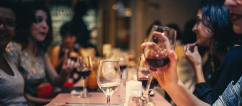 12 vini, uno per ogni segno zodiacale: Syrah per l'Ariete, Moscato per i Pesci