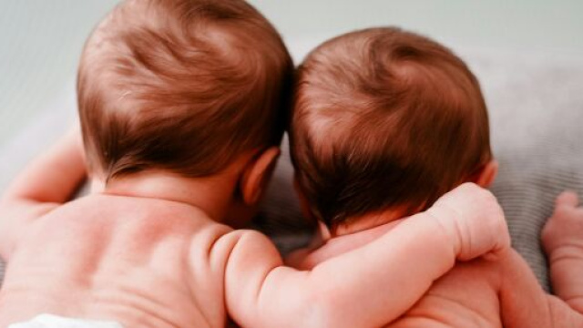 Due bimbi gemelli di spalle &copy; Pexels.com