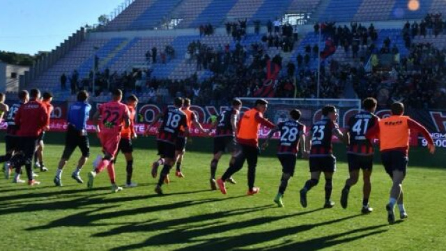 I calciatori del Crotone sotto la Curva Sud a fine gara - &copy; Facebook / FcCrotone