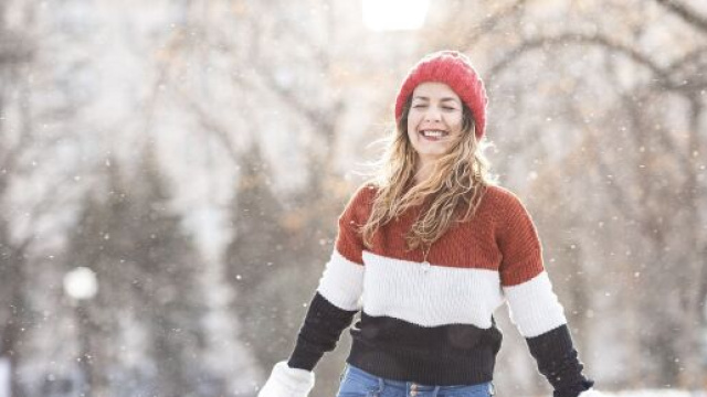 Donna felice sorride con la neve che scende silenziosa - &copy; Pixabay