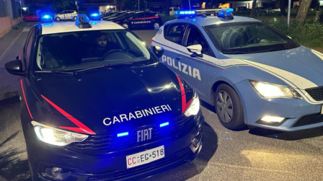 Macchine di Carabinieri e Polizia - &copy; Carabinieri.it