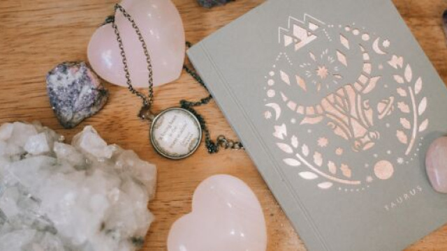 Quarzo rosa a forma di cuore e altri oggetti di divinazione &copy; Pexels