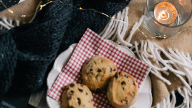 Biscotti al cioccolato con candele- &copy; Pexels.