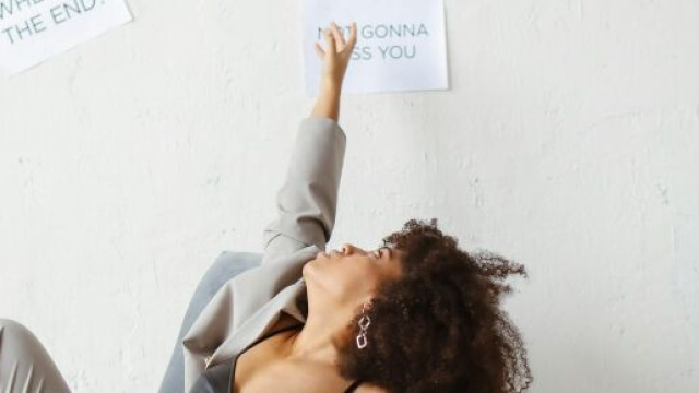 Donna che si rilassa a lavoro &copy; Pexels