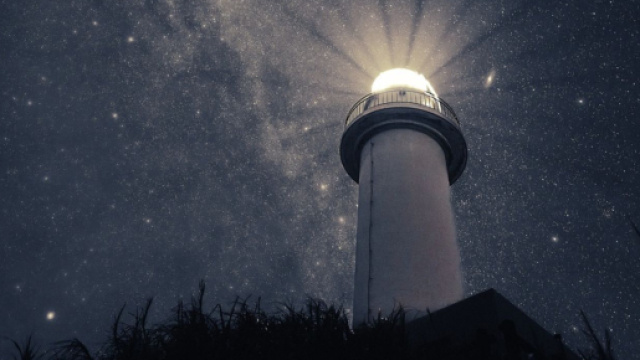 Faro sotto il cielo stellato &copy; pixabay.com