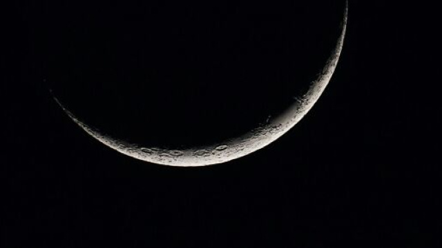 Mezzaluna in cielo buio- &copy; Pexels