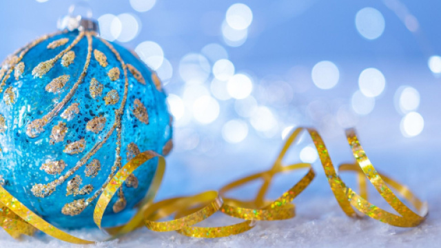 Pallina natalizia azzurra &copy; Pixabay