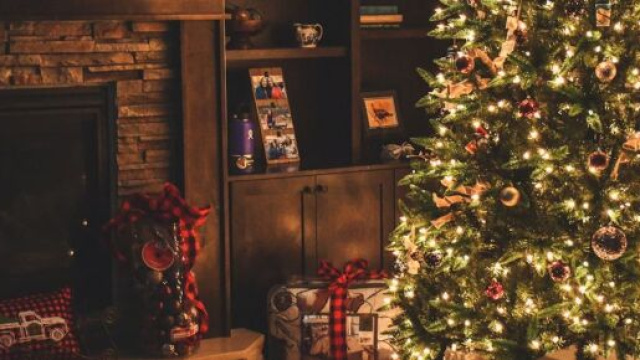 Stanza addobbata con albero di Natale - &copy; Foto Pexels