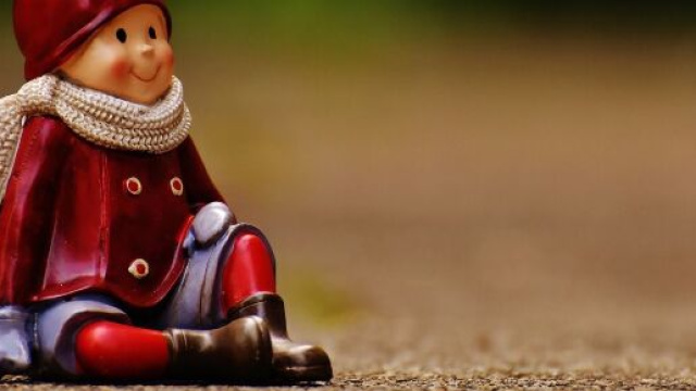 Un pupazzo in posizione seduta (&copy; Pixabay).