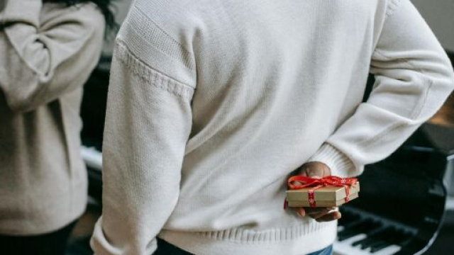 Un uomo con una sorpresa per la sua fidanzata (&copy; Pixabay).