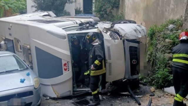 L'incidente stradale avvenuto a Pizzo - &copy; Vigili del Fuoco