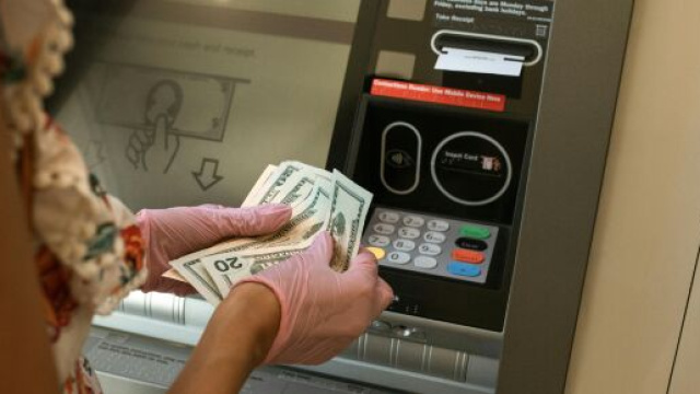 Prelievo ad un bancomat - &copy; Foto Pexels