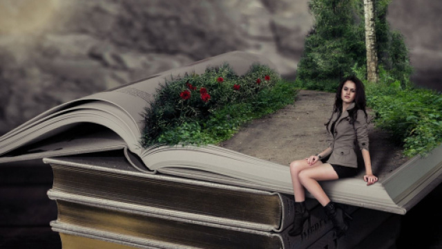 Fantasy, stradina di campagna con figura femminile - &copy; Pixabay.