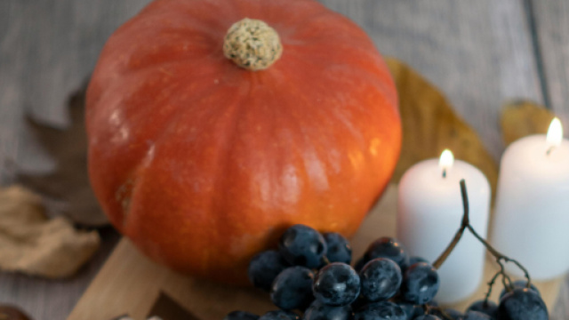 Zucca con uva nera e candele-&copy; Pexels