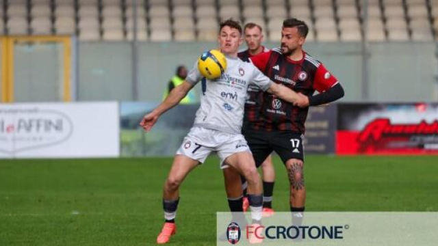 Enrico Oviszach, esterno offensivo del Crotone - &copy; Facebook / FcCrotone