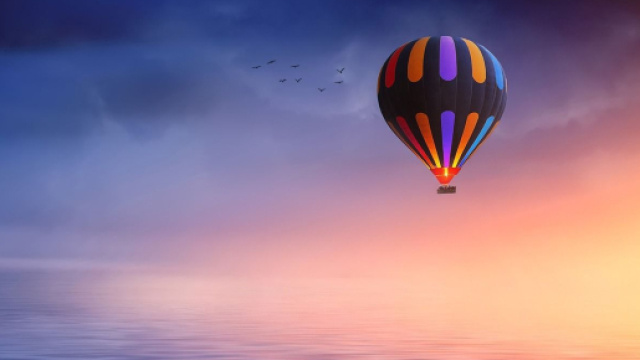 Mongolfiera con mare al tramonto &copy; Pixabay